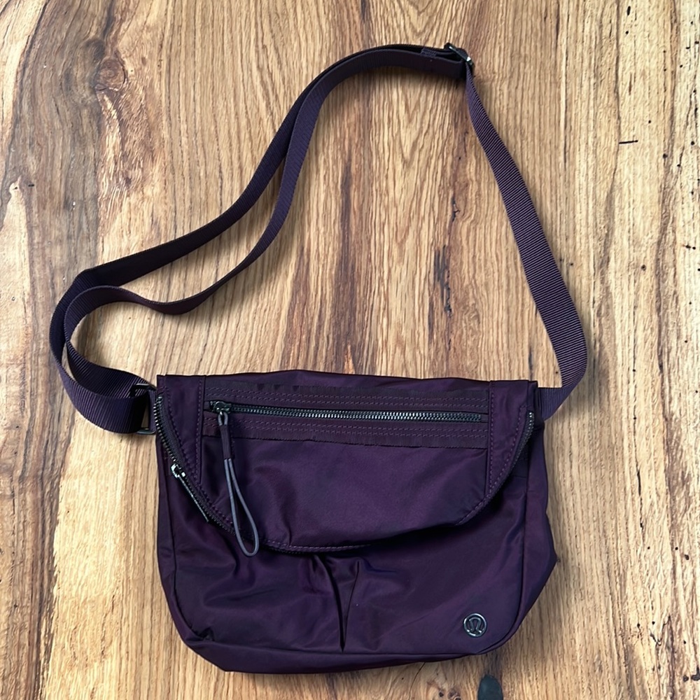 Lululemon Festival II crossbody fold over bag purple OS